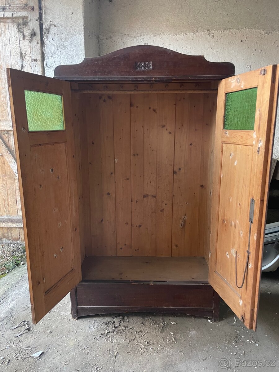 Dřevěná skříň - 2
