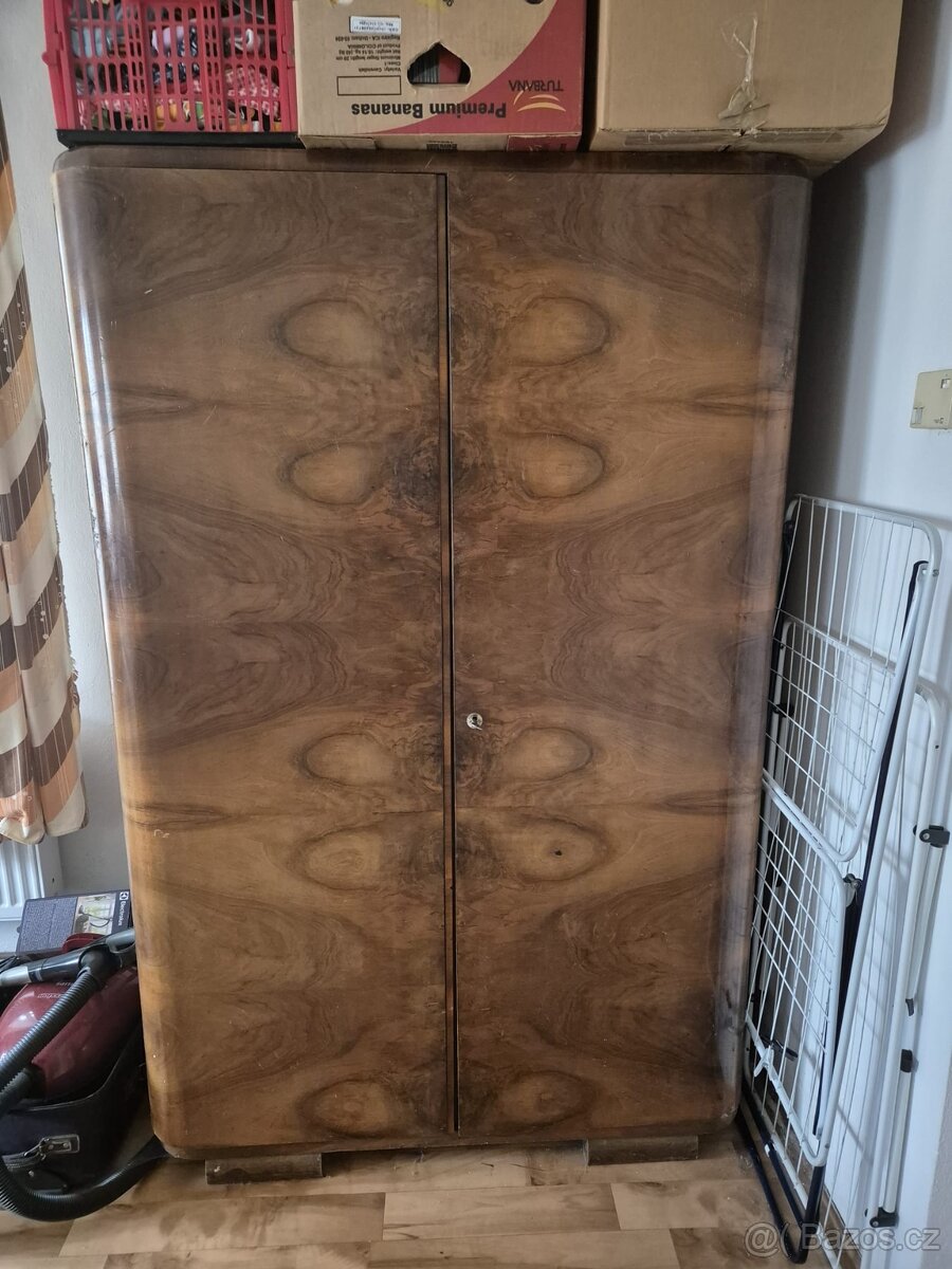 Starožitná lakovaná skříň - 2