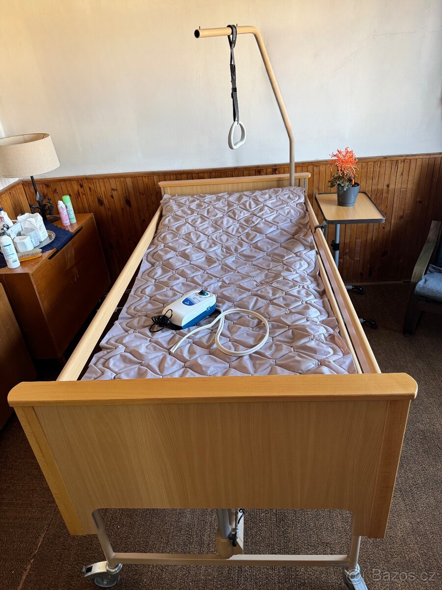 Zdravotnická polohovací postel, vozík, chodítko - 2