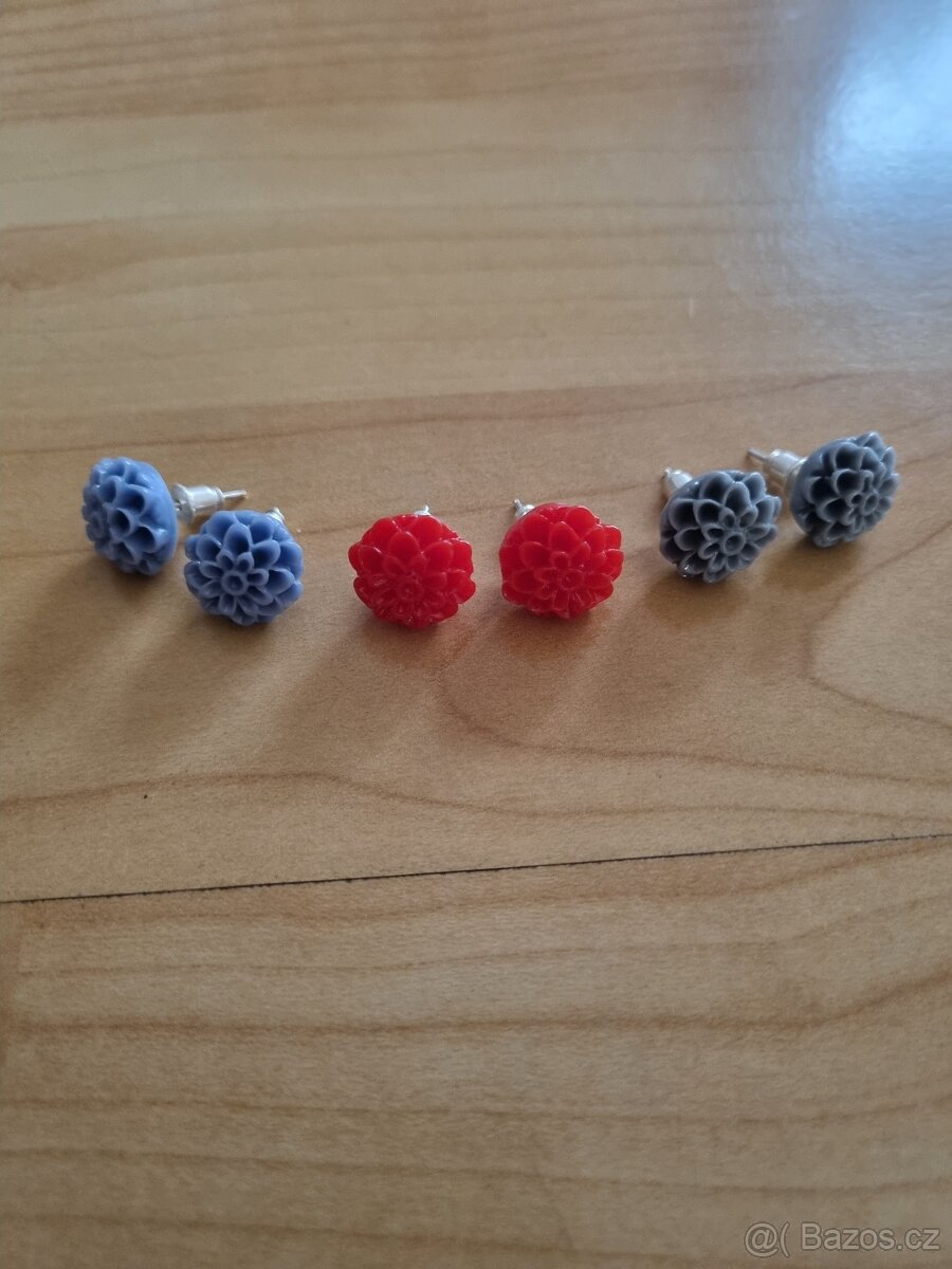 3 páry náušnic - kytičky - modrá/červená/šedá - 2