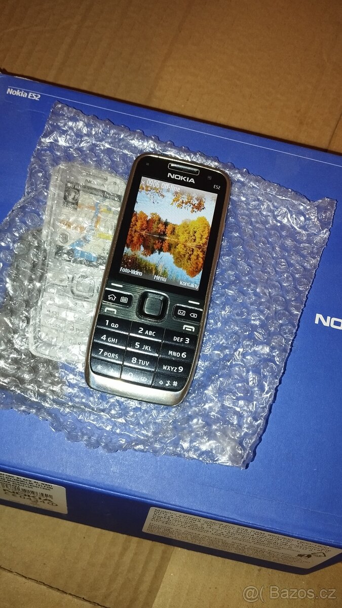 2ks Nokia E52 Zánovní, Kompletní balení - 2