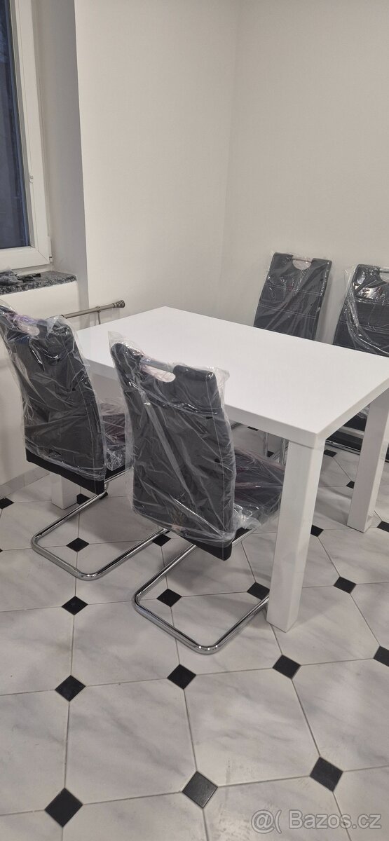 Prodám bílý jídelní stůl - 2