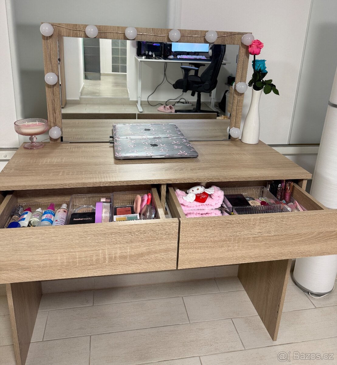 Kosmetický stůl - 2