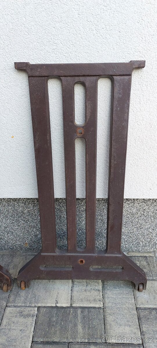 Nohy šicího stroje. - 2