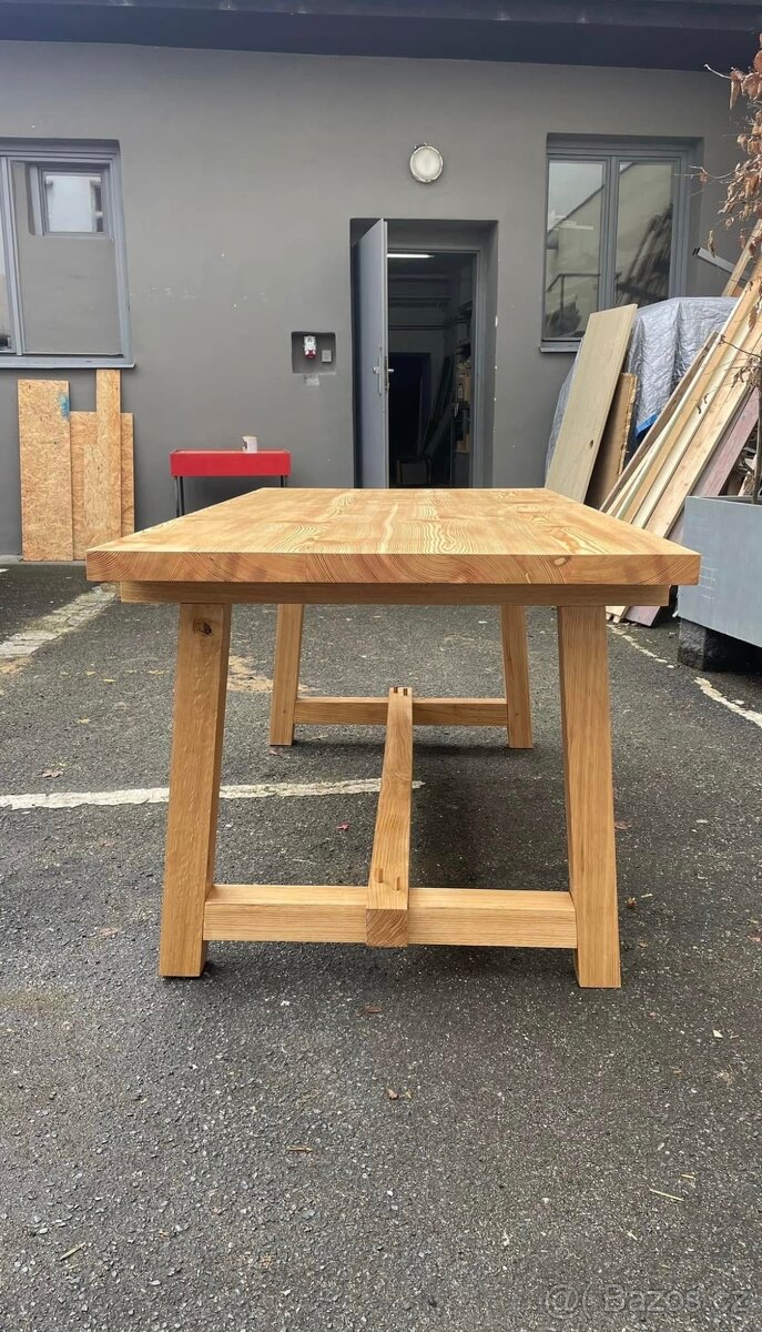 Masivní jídelní stůl - 2