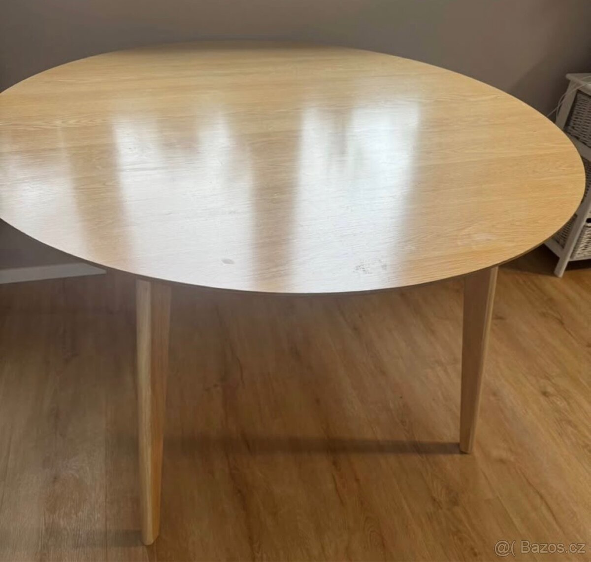 Kulaty jidelni stul - 2