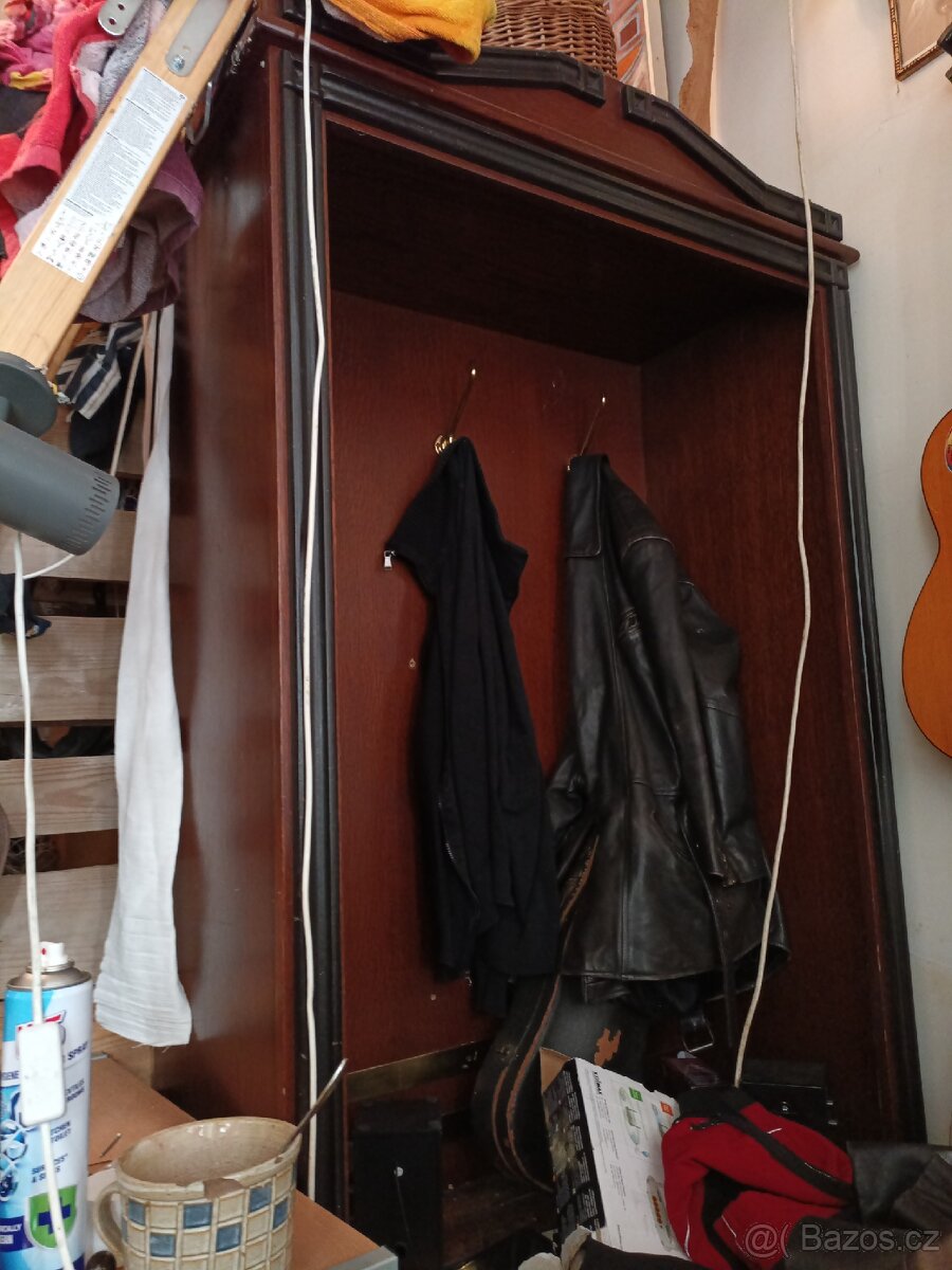 Daruji za odvoz tuto skříň - 2