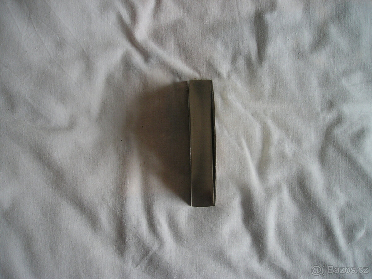 Stojánek na ubrousky z nerezu. - 2