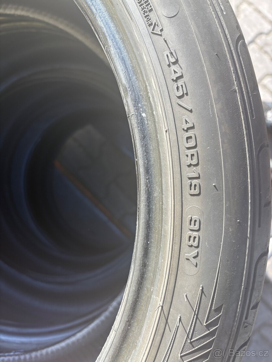 Pneu 245/40R19 - 2