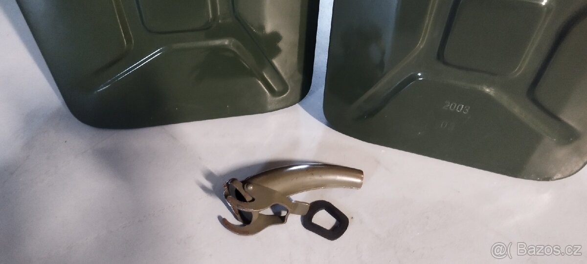 Prodám 2x plechový kanistr + příslušenství - 2