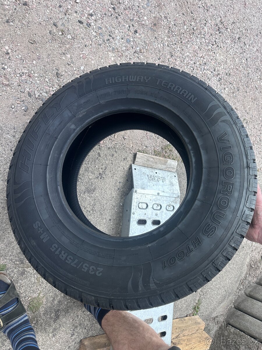235/75R15 - 2