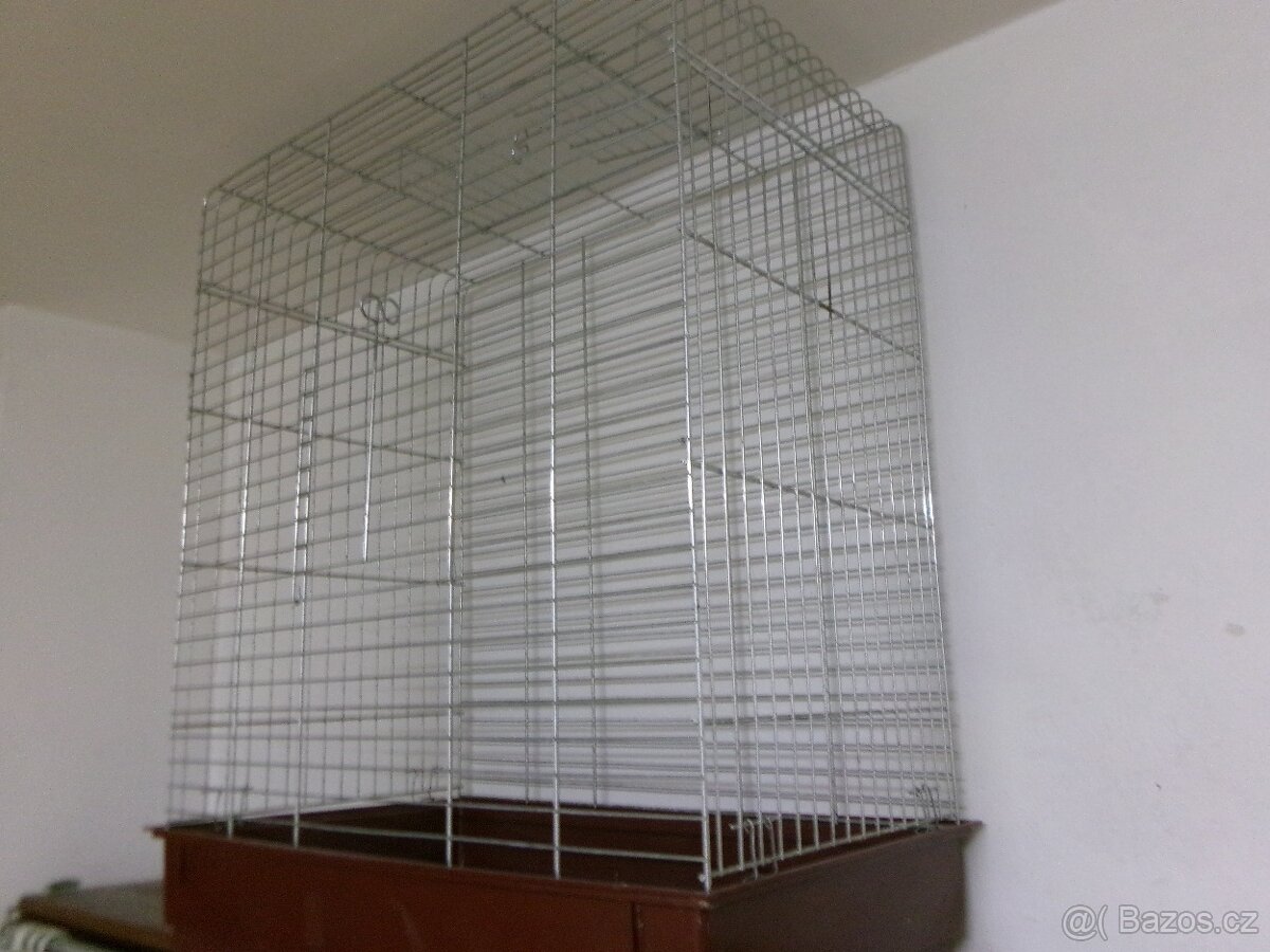 Velká klec pro papoušky nebo drobotinu. - 2