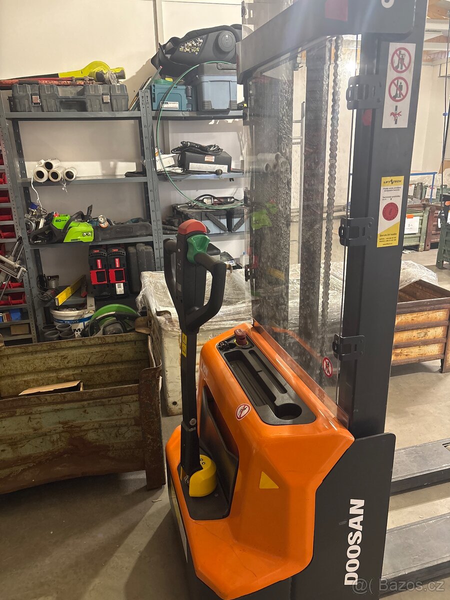 Elektrický vysokozdvižný paletový vozík - 2