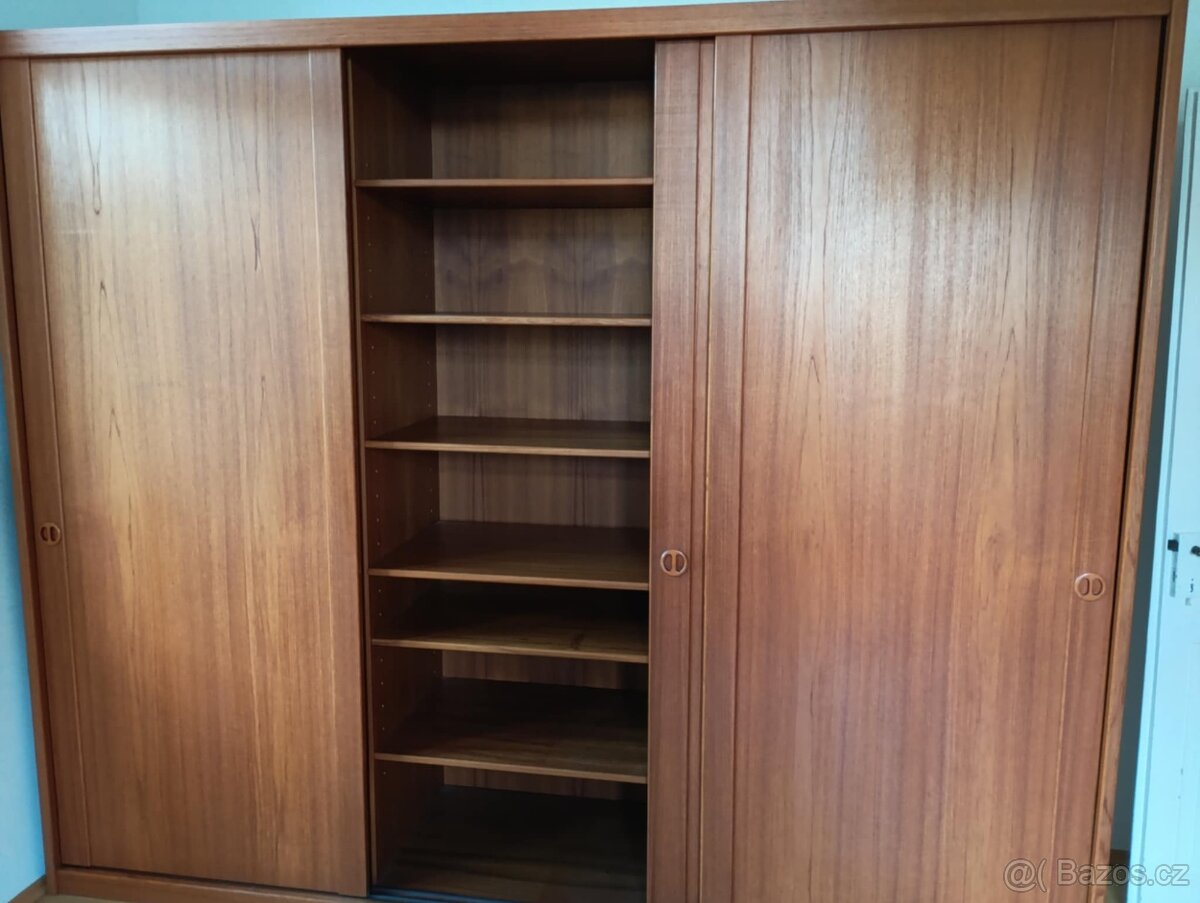 Zašupovaci šatni skříň velka - 2