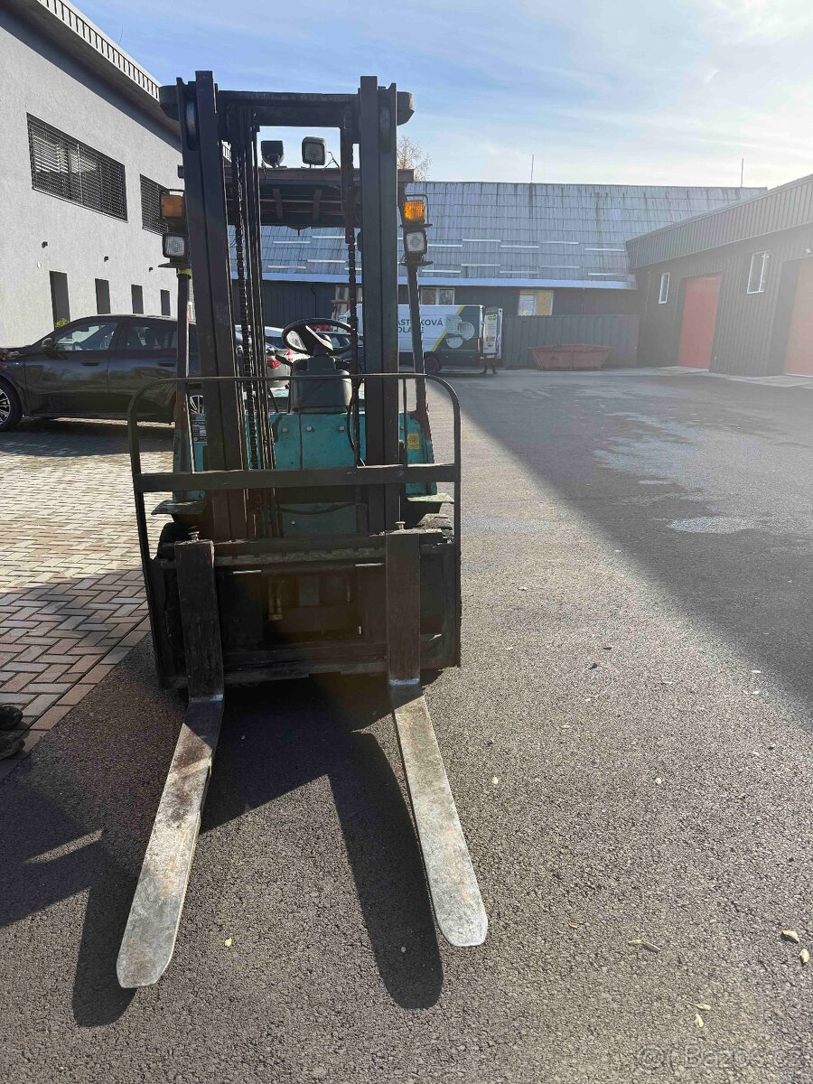 VZV - naftový vysokozdvižný vozík - 2