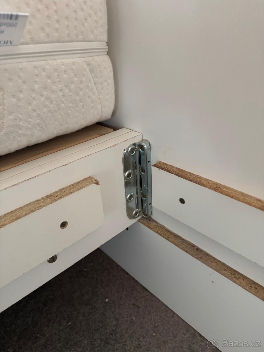 Postel s nočními stolky, roštem a matracemi - 2