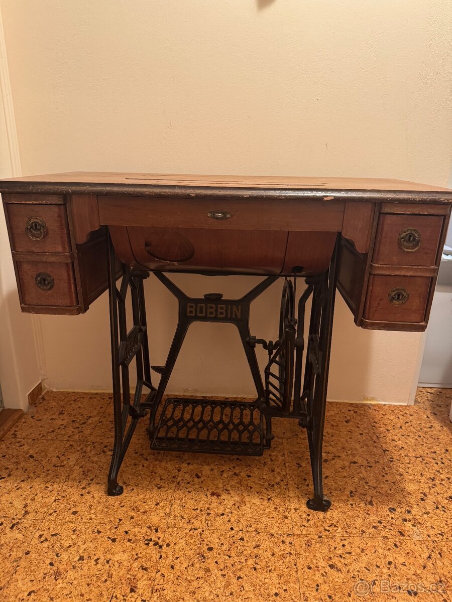 Starožitný šlapací šicí stroj BOBBIN ve stolku - 2