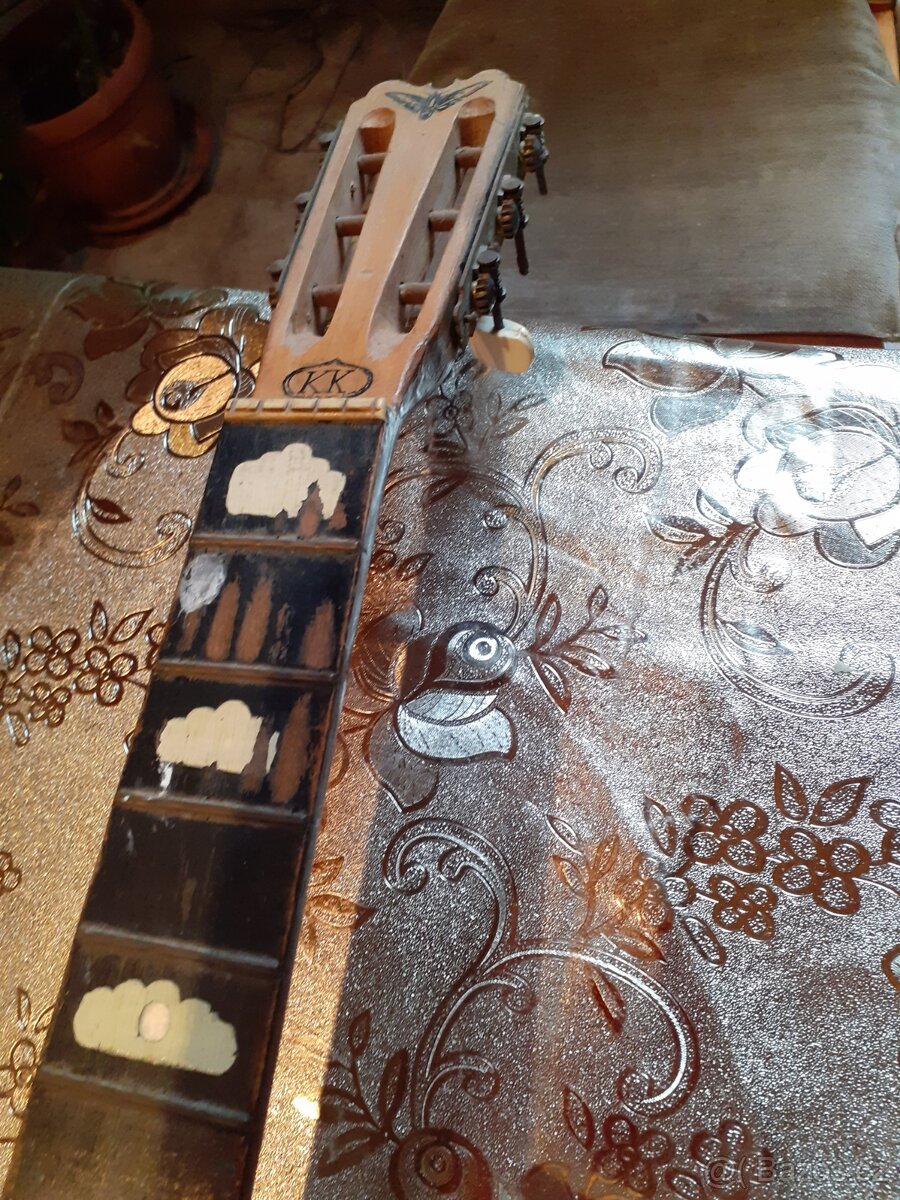 Retro kytara 60 let stará - 2