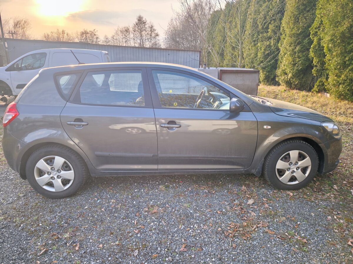 Prodám Kia ceed 1,4 benzín 77 kW - 2