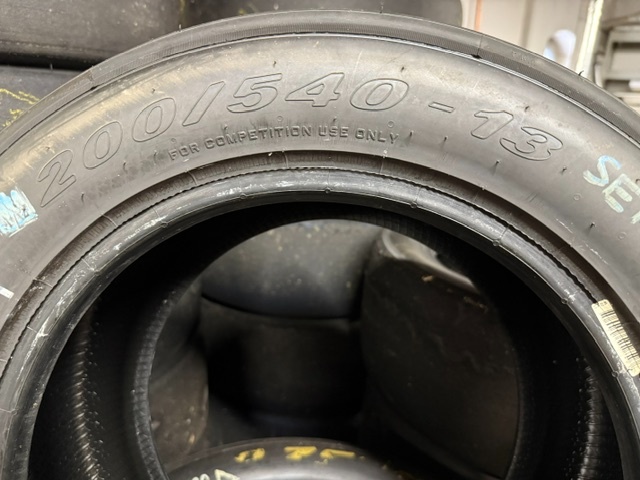 Závodní slick Pirelli 200/54 R13 - 2