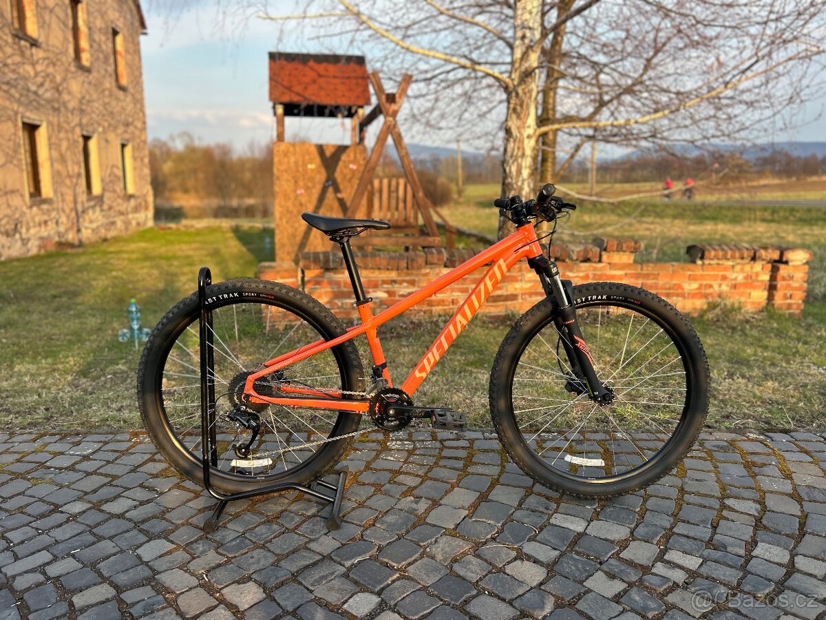 Specialized Rockhopper 27,5" - S - 2022 - velmi málo jeté - 2