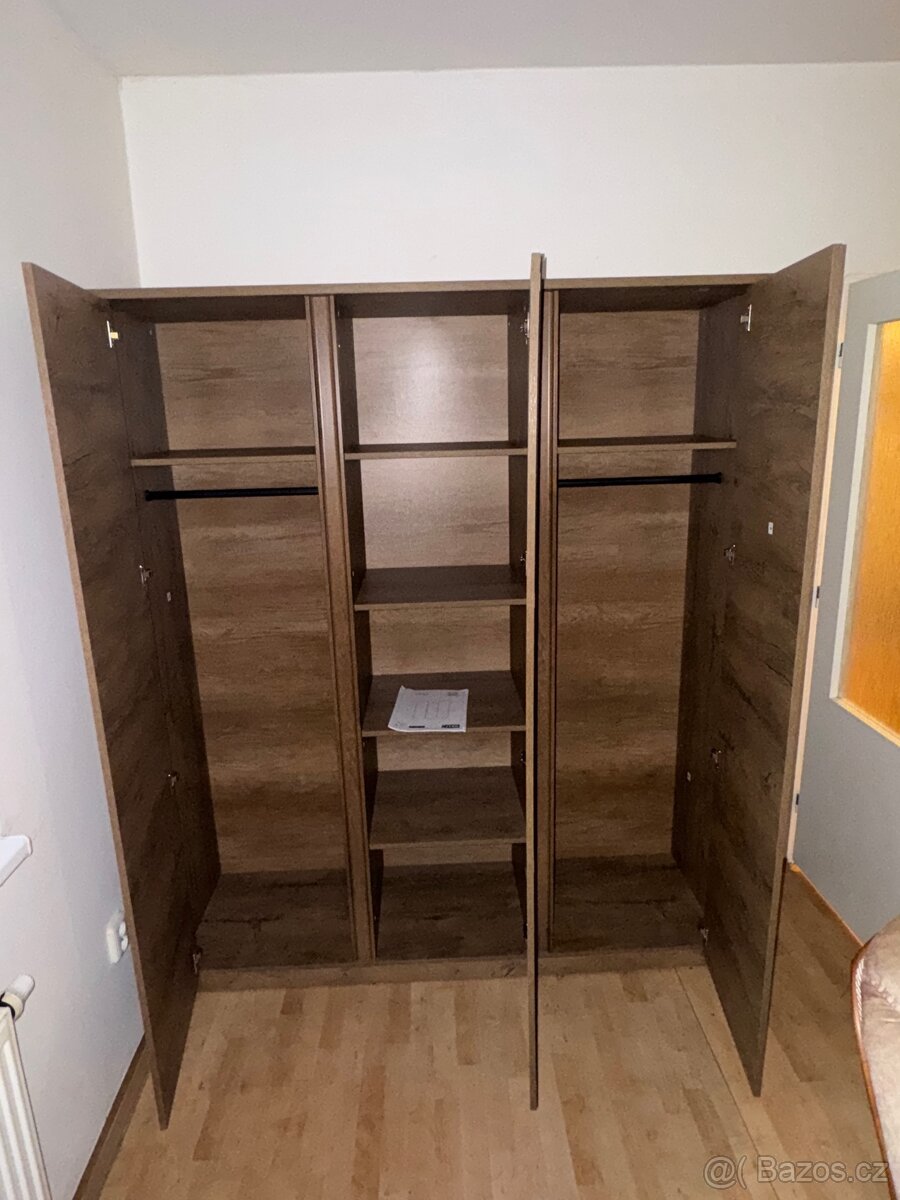Šatní skříň - 2