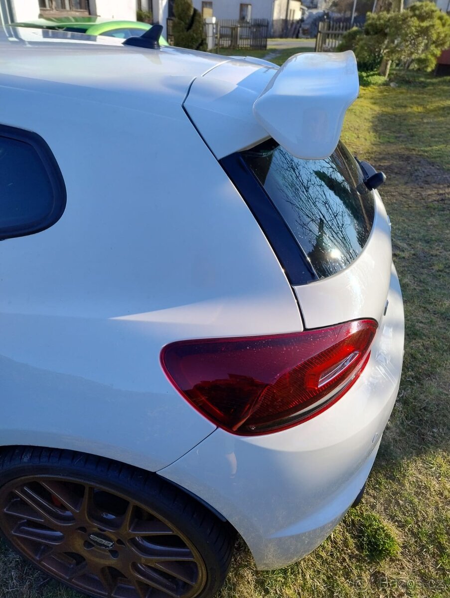 VW Scirocco R 195kw 12/2011 manuál - 2