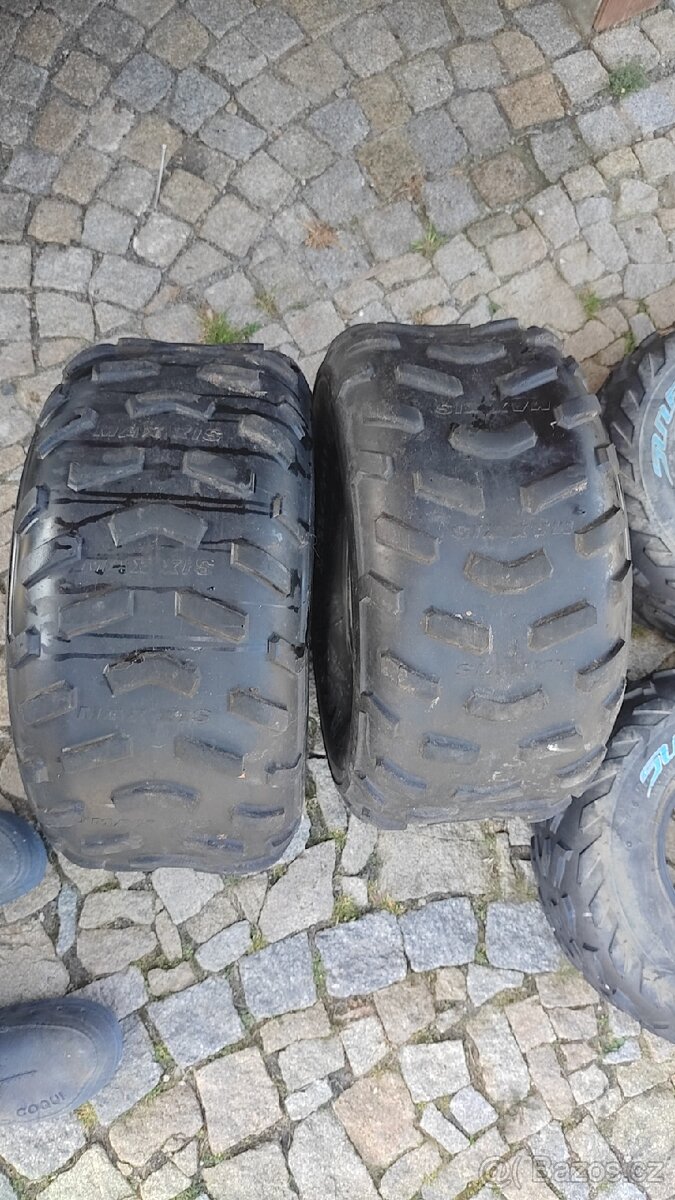 Použité pneu na čtyřkolku AT 22x10-8. , 20x7-8 , sada