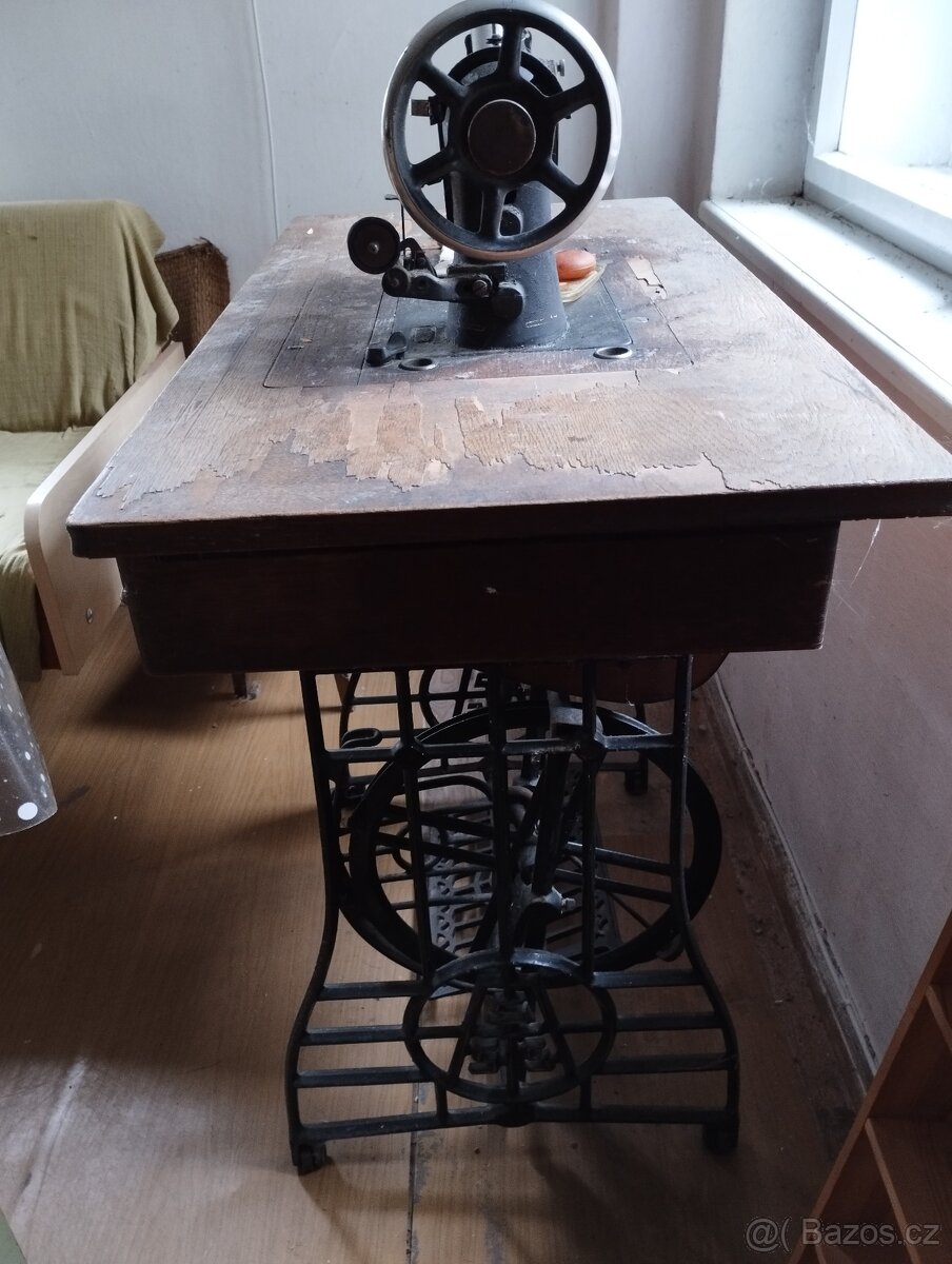 Starožitný šicí stroj - 2