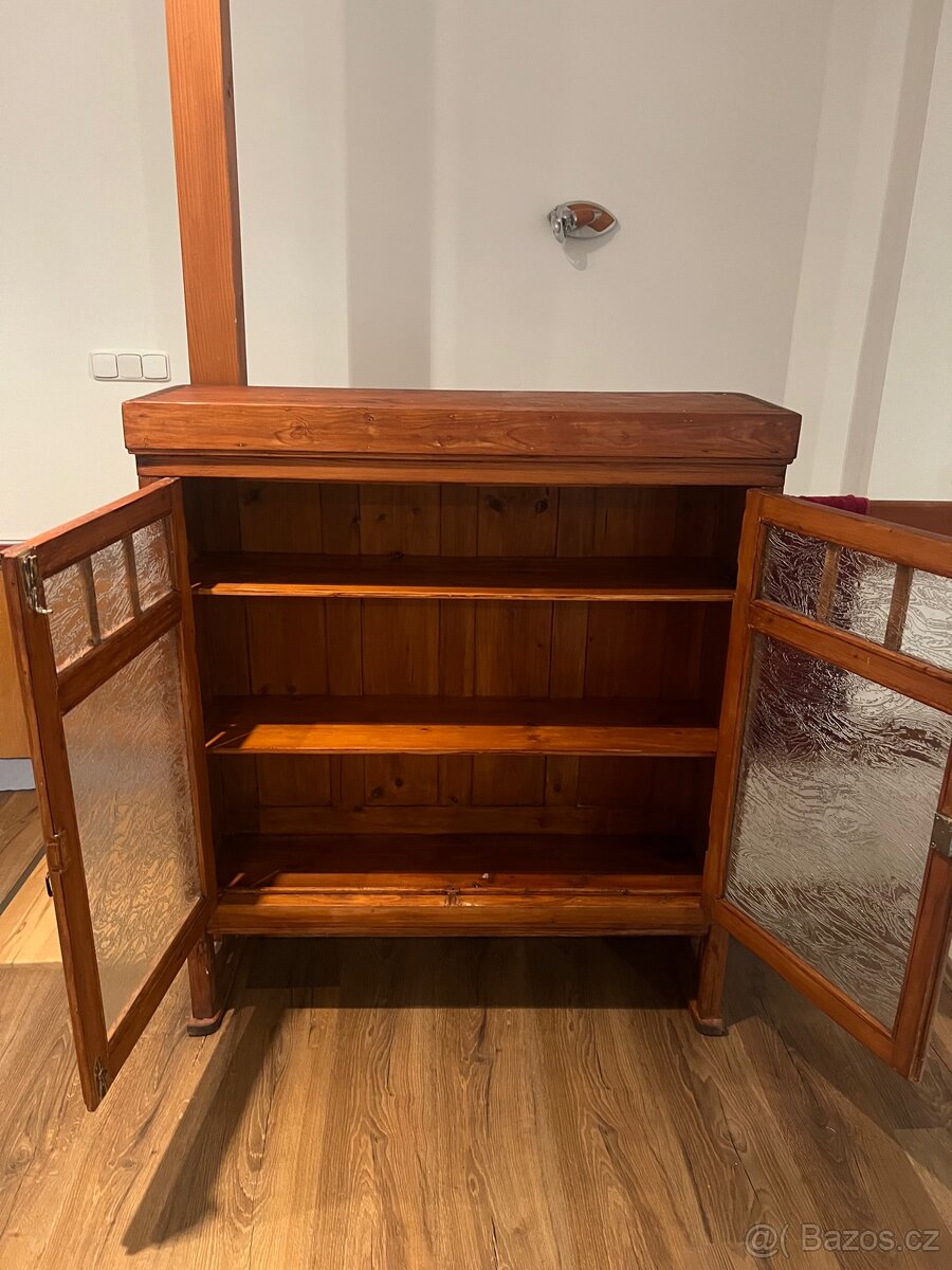 Starožitná skříňka - 2