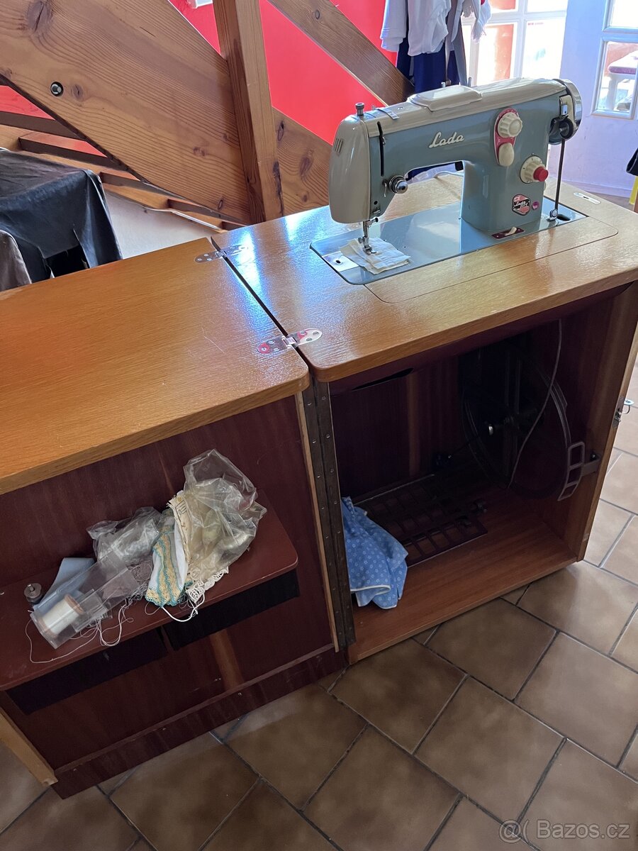 Šicí stroj - 2