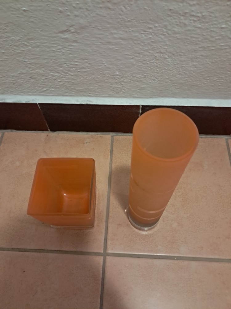 dvě skleněné vázy - 2