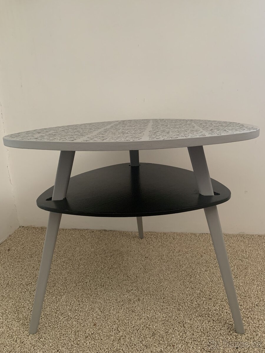 Stolek retro konferenční tzv. trsátko - 2