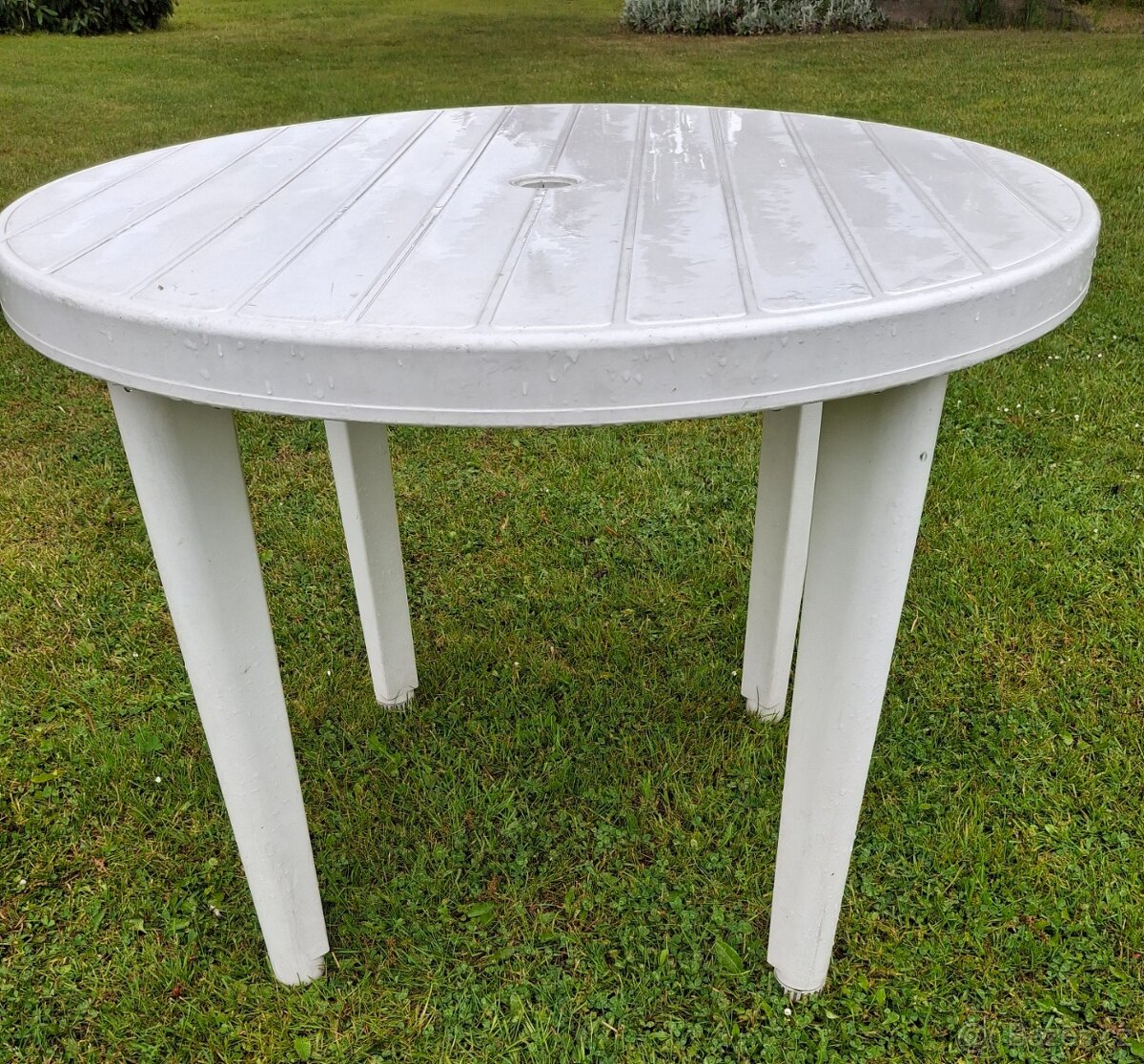 6 židlí, křesel, stůl plast - 2