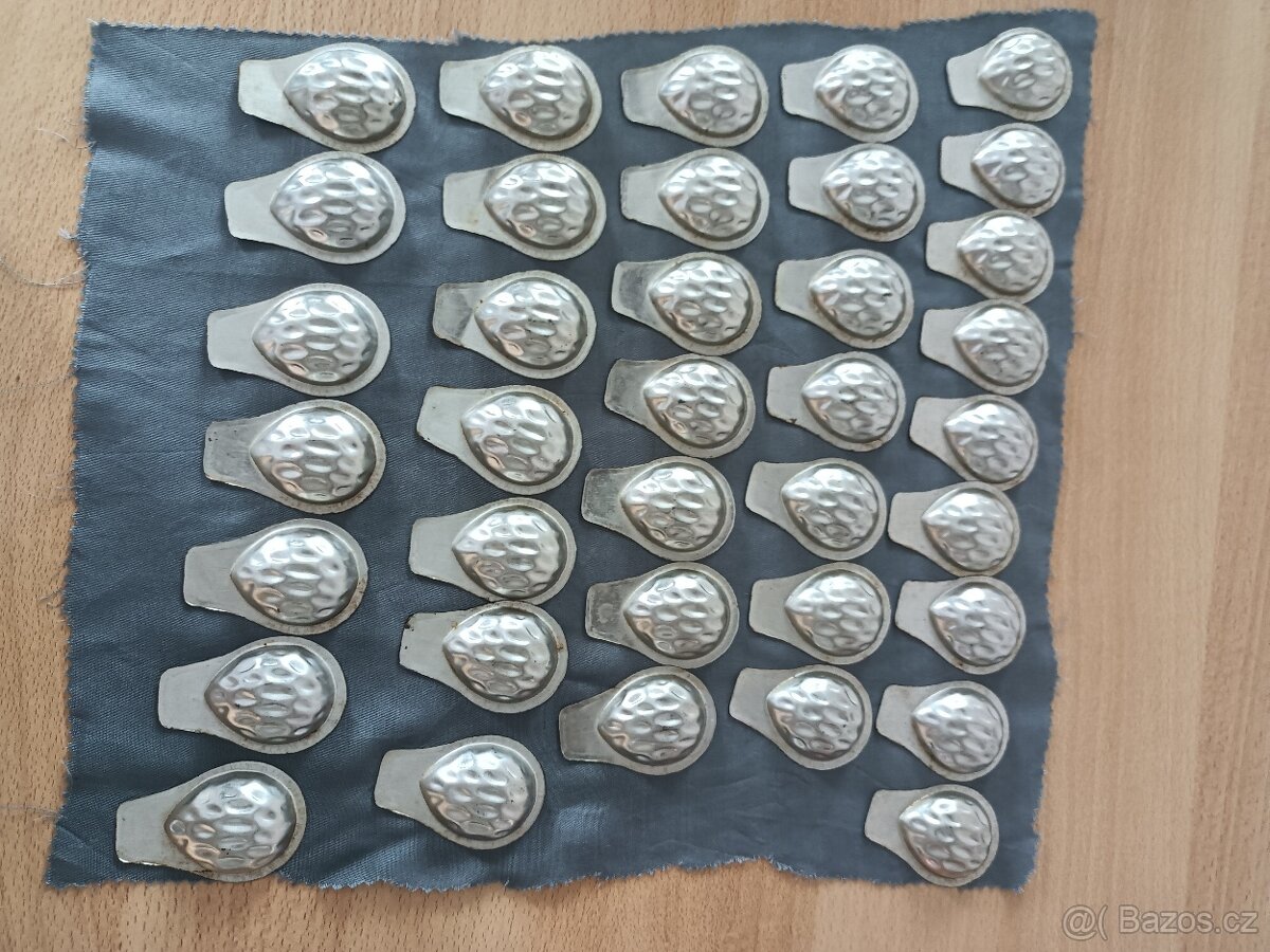 Staré formičky na ořechy 37 ks - 2