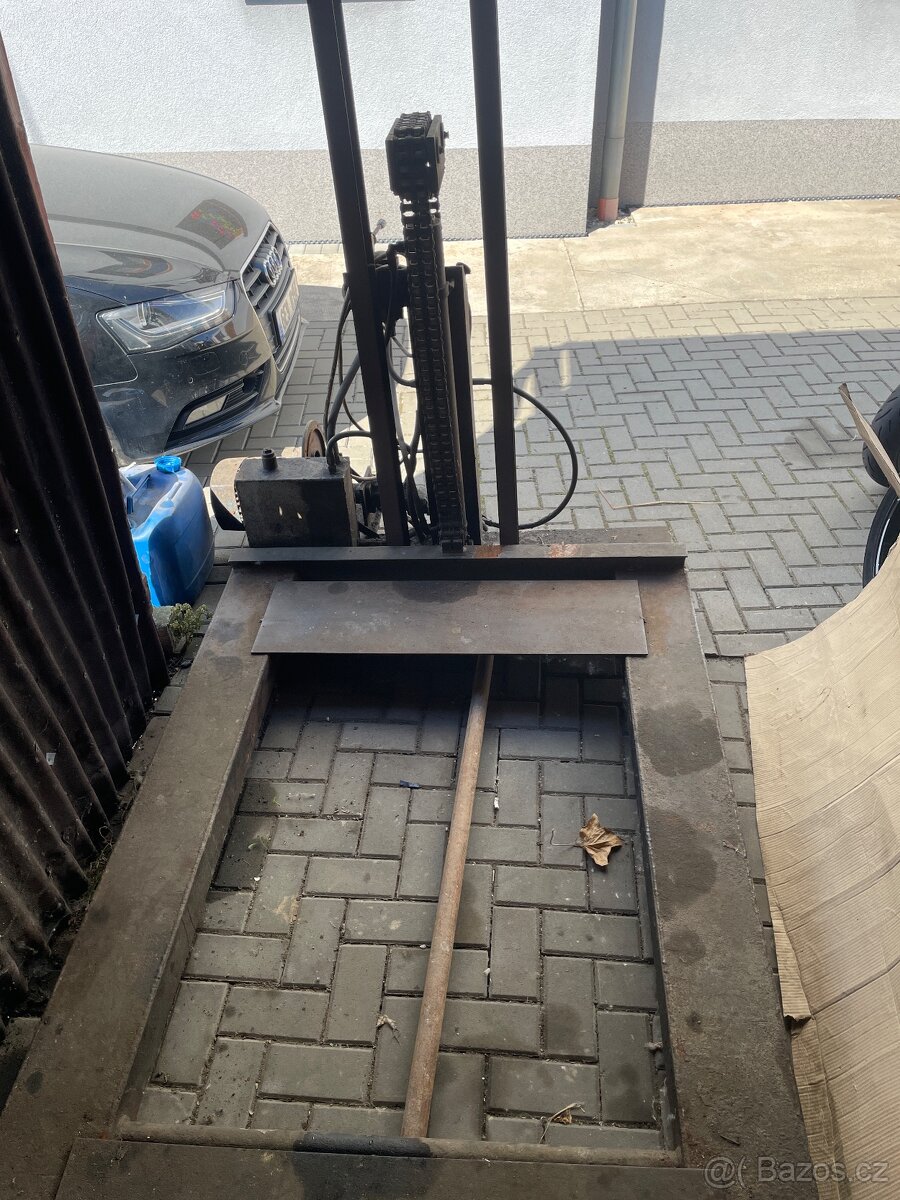 Hydraulický zvedák na auta - 2