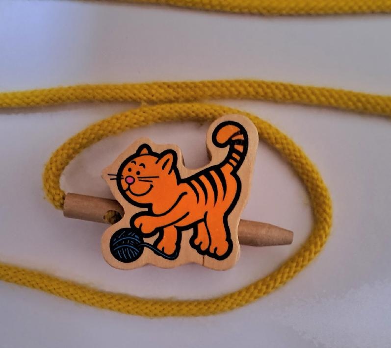 Dřevěná navlékačka - 2