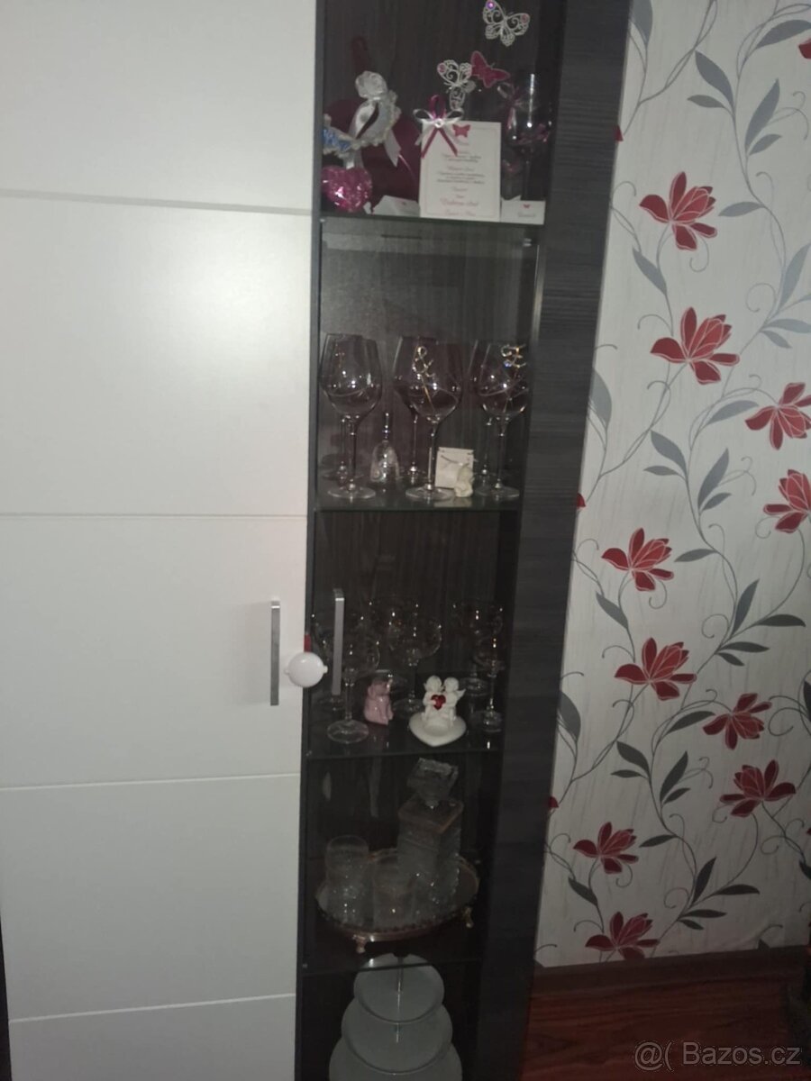 Vysoká skříň s osvětlením - 2