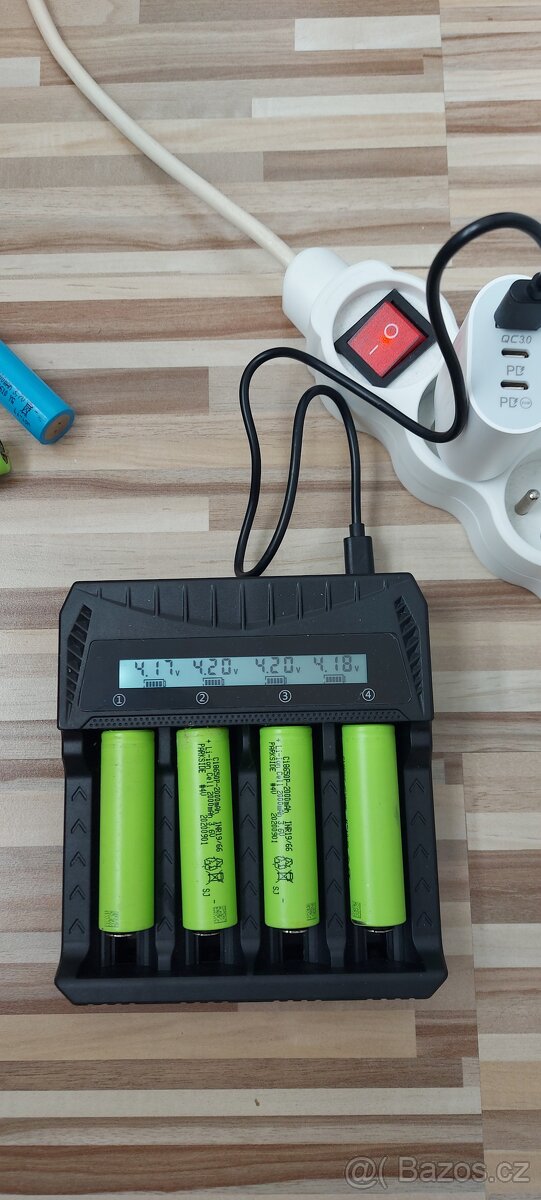 Inteligentní LCD nabíječka,1,2Važ 4,2V nabíjí všechny aku. - 2
