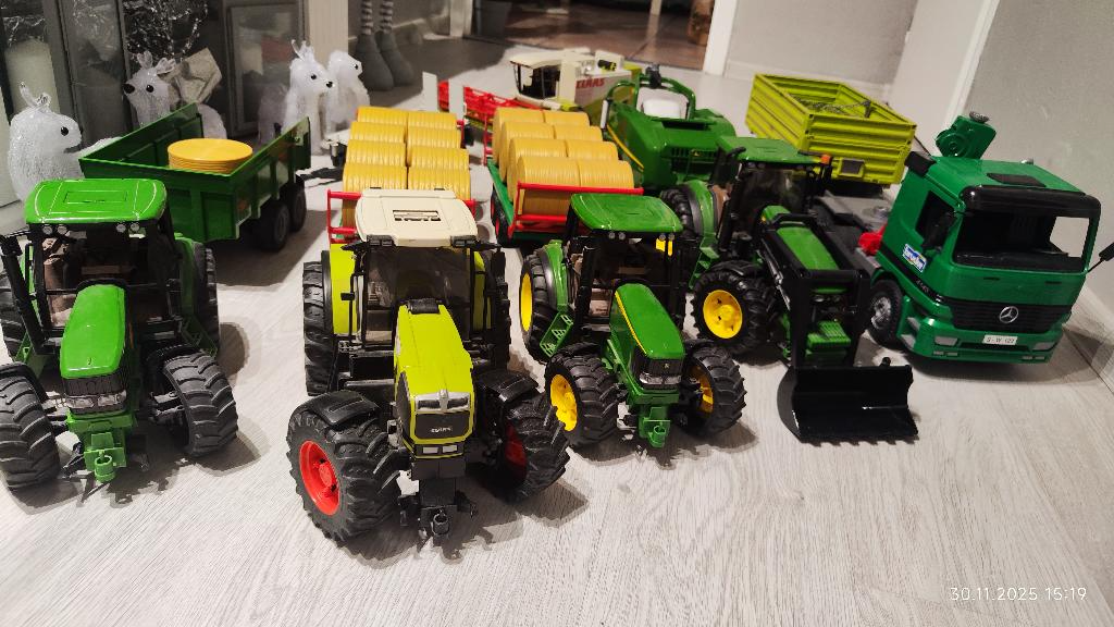 Bruder – traktory + vleky + příslušenství - 2