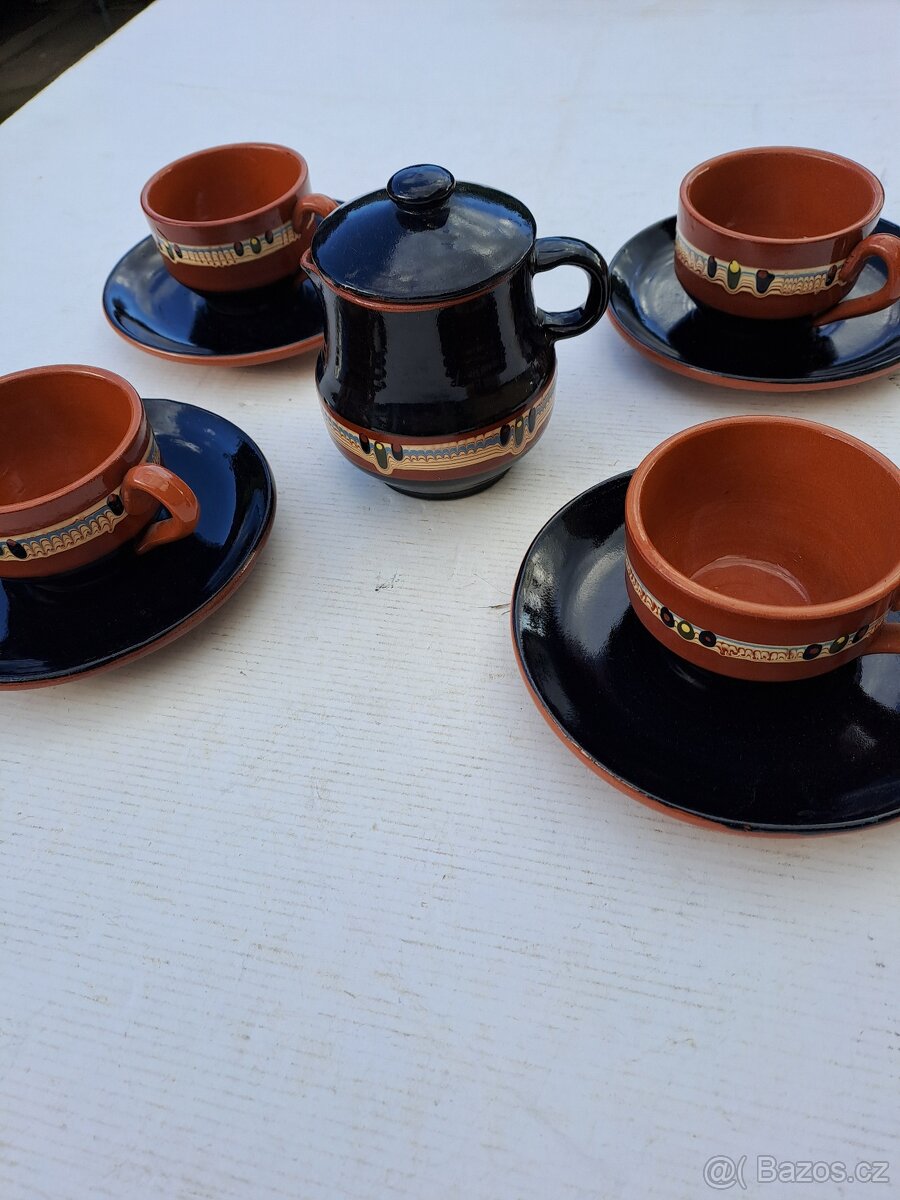 Hrnečky plus konvička. - 2
