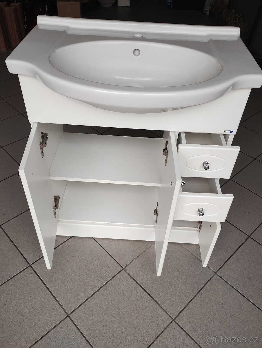 Koupelnová skříňka s umyvadlem a zrcadlem - 2