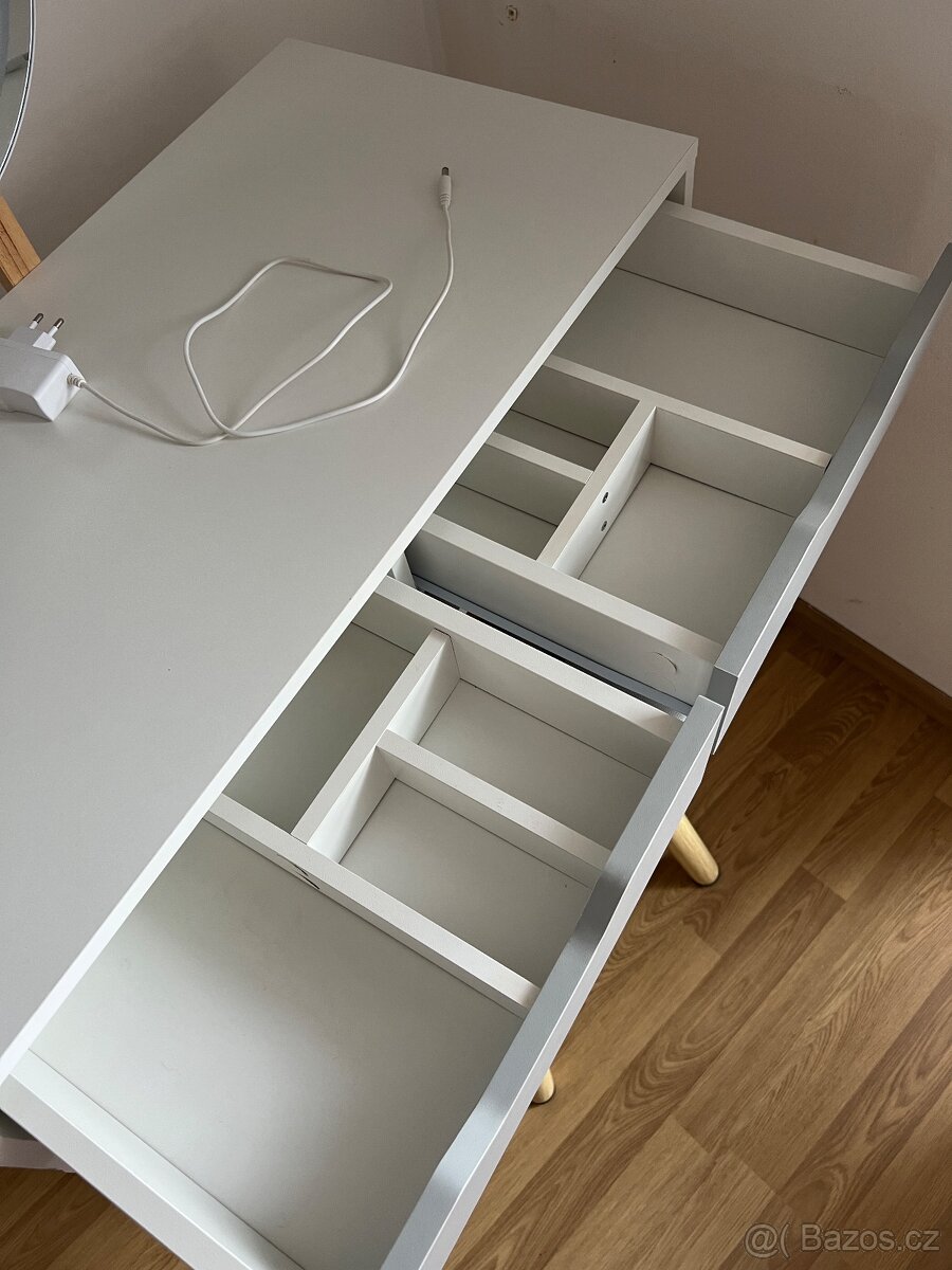 Kosmetický stolek - 2