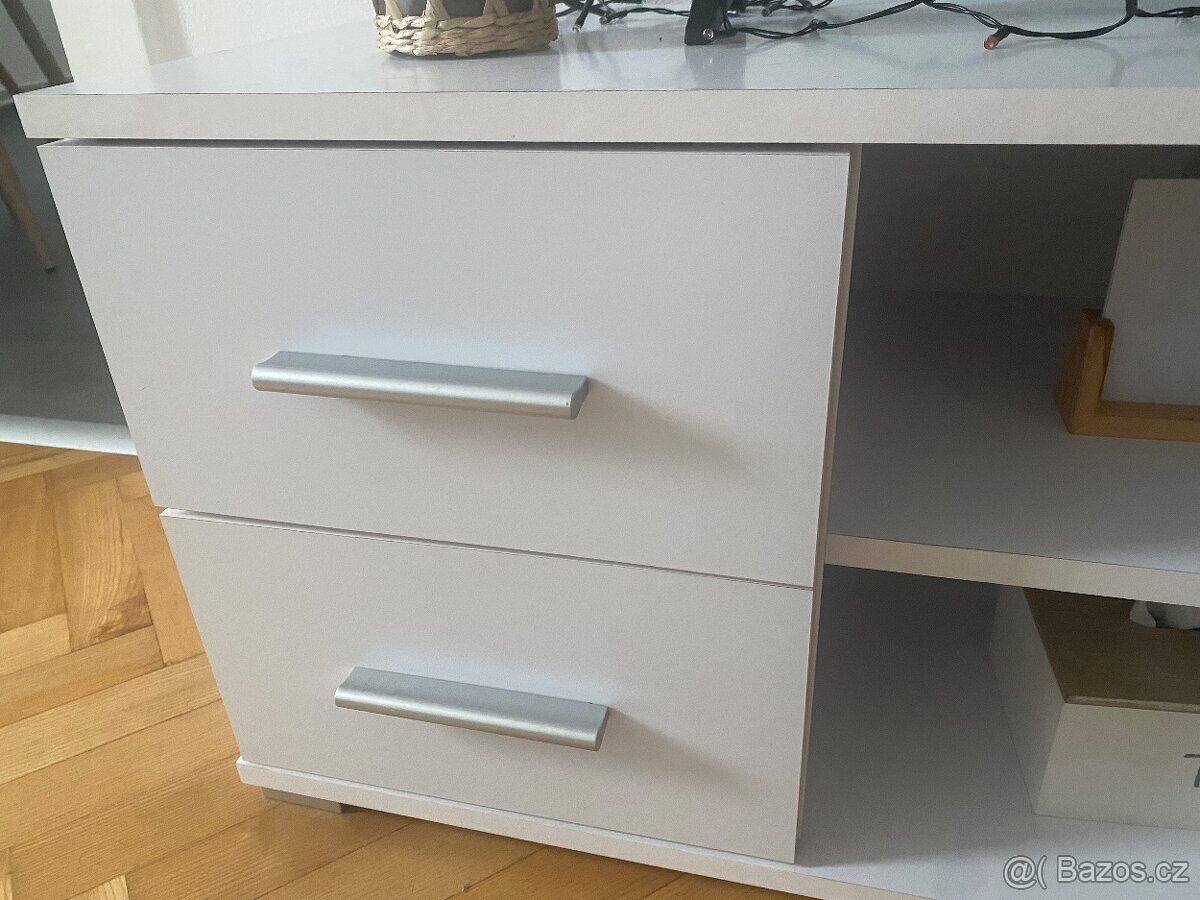Skříň pod TV - 2