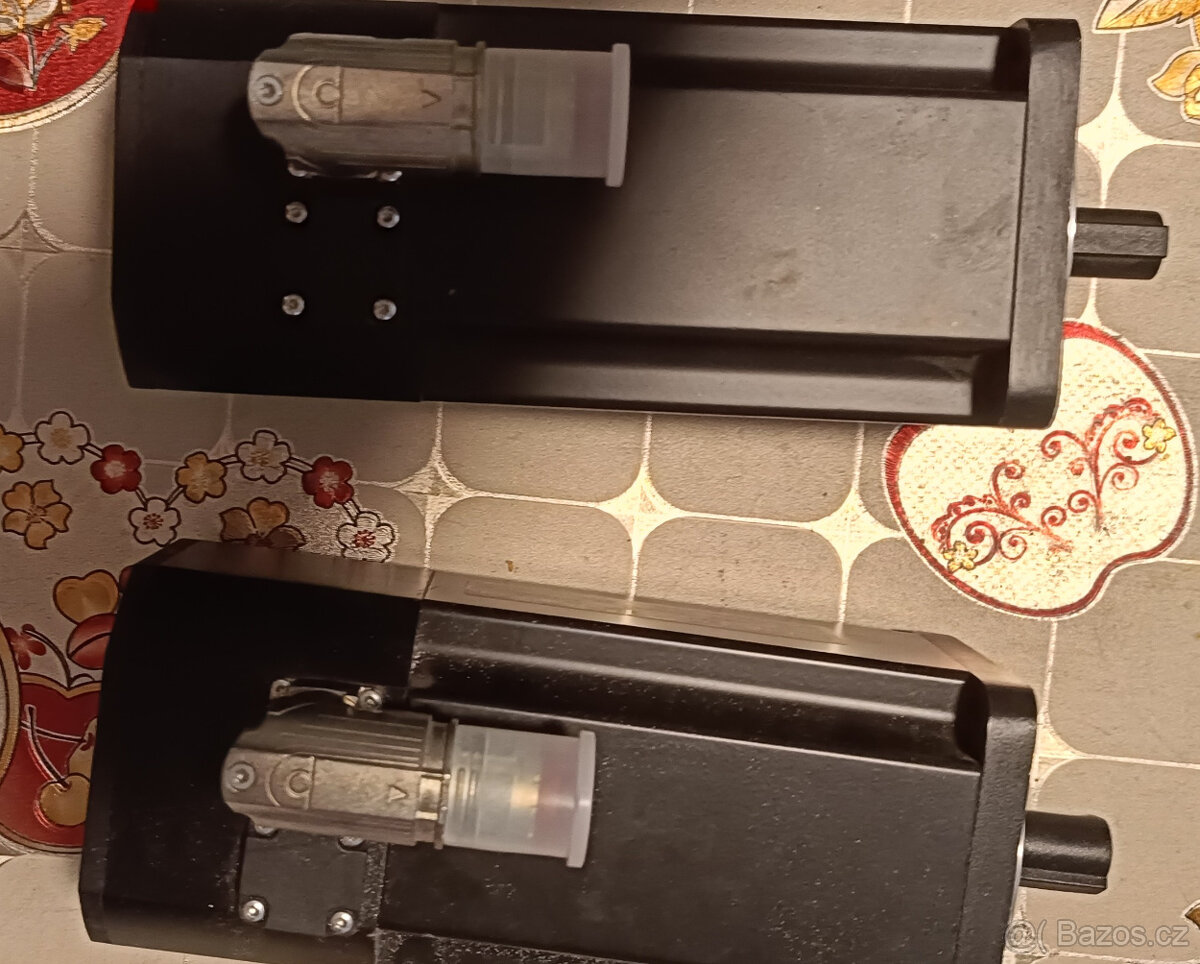 Prodám dva servomotory 8LSA35.DB030S300-3 a 8LSA35.DB060S300 - 2