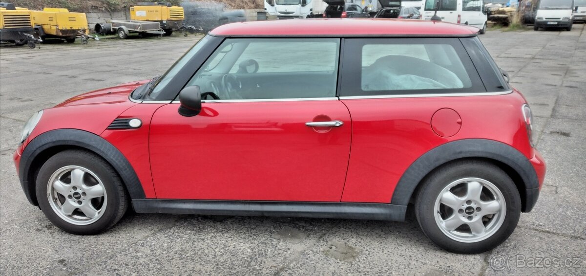 MINI COOPER ONE R56 1,4i 2010 1.majitel TOP STAV - 2