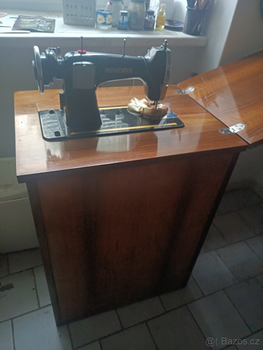 Starožitný šicí stroj Minerva - 2