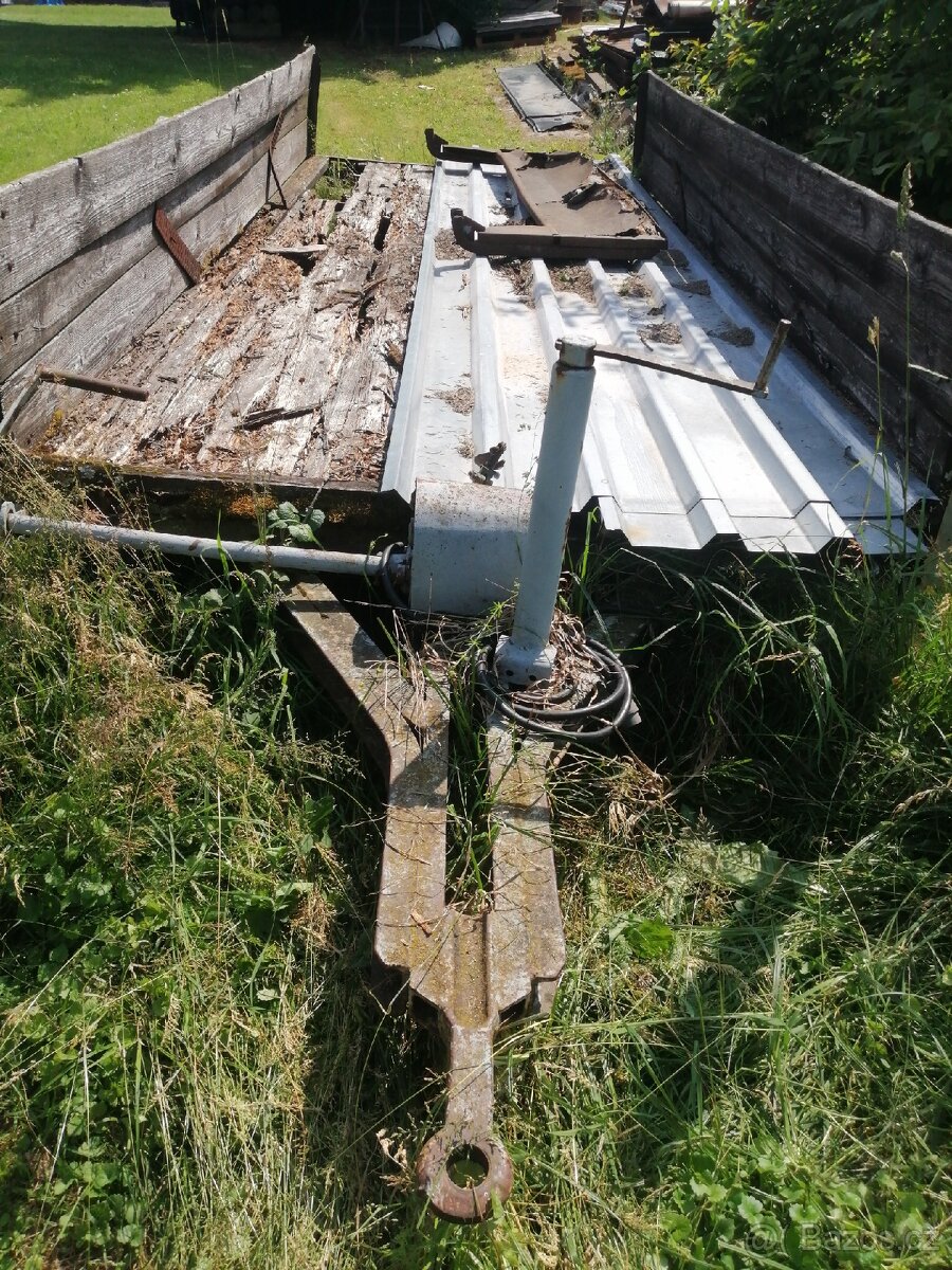 Kára za traktor.