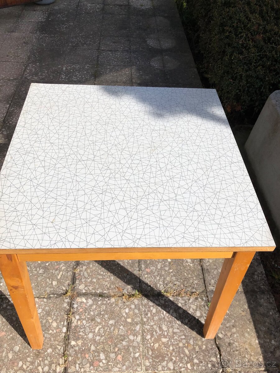 Umakartovÿ stolek - 2