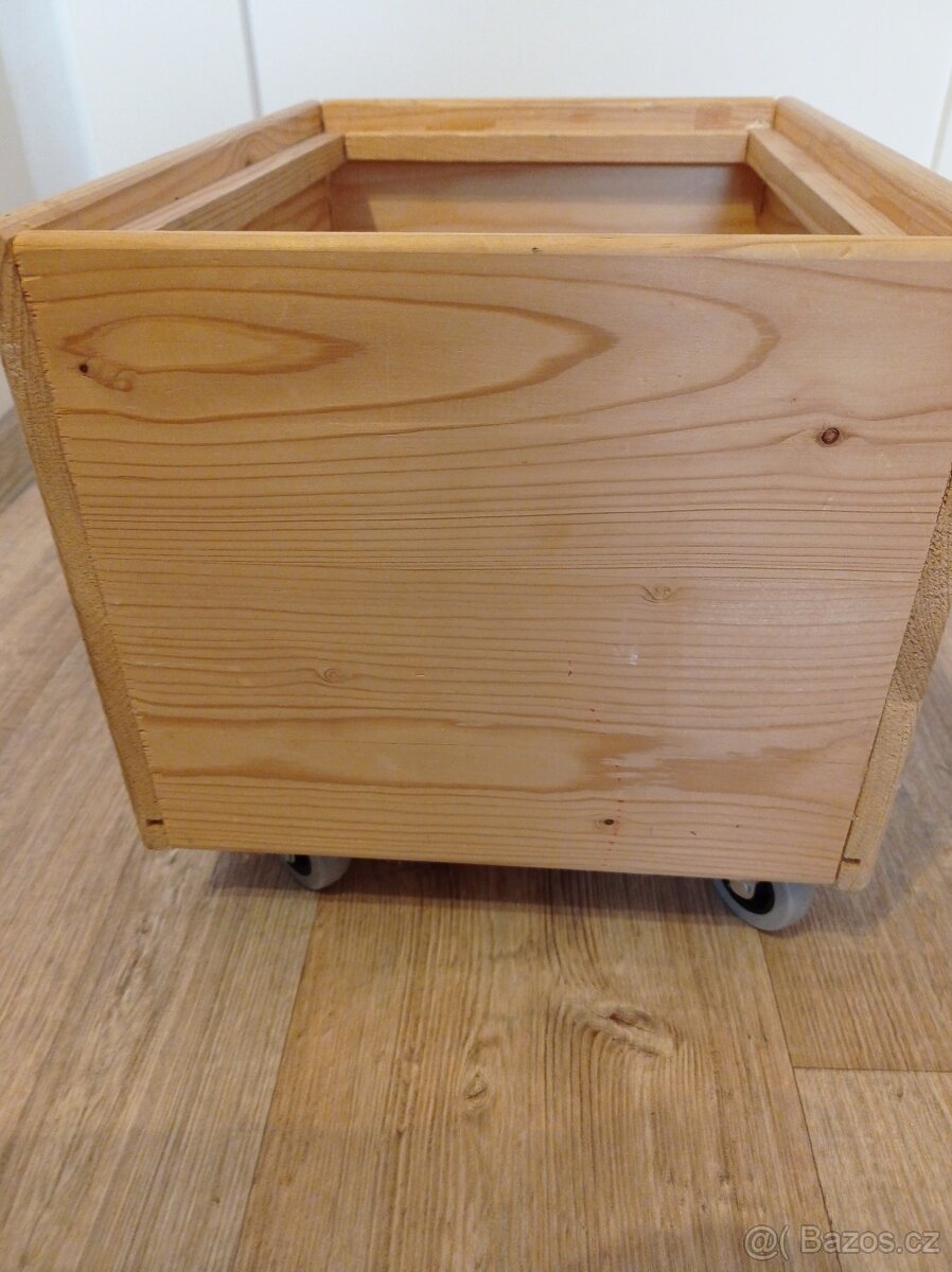 Dřevěný box na kolečkách - 2
